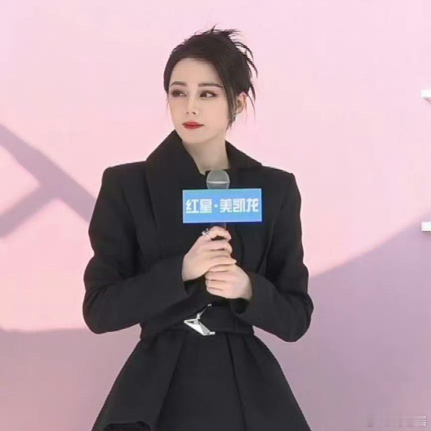 11月15日，在南京出席红星美凯龙品牌组织的线下直播活动，热巴身穿ArdAzA