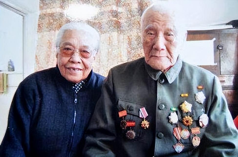 1940年9月，延安，毛主席去食堂时，一个人拎着木棍朝毛主席后脑勺砸去，千钧一发