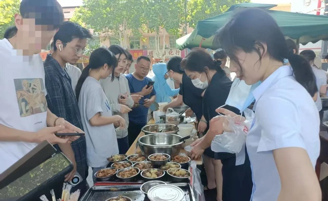 星级酒店摆摊，有没有抢小摊贩的生意？星级酒店摆摊，很快成为热搜的话题，酒店摆摊