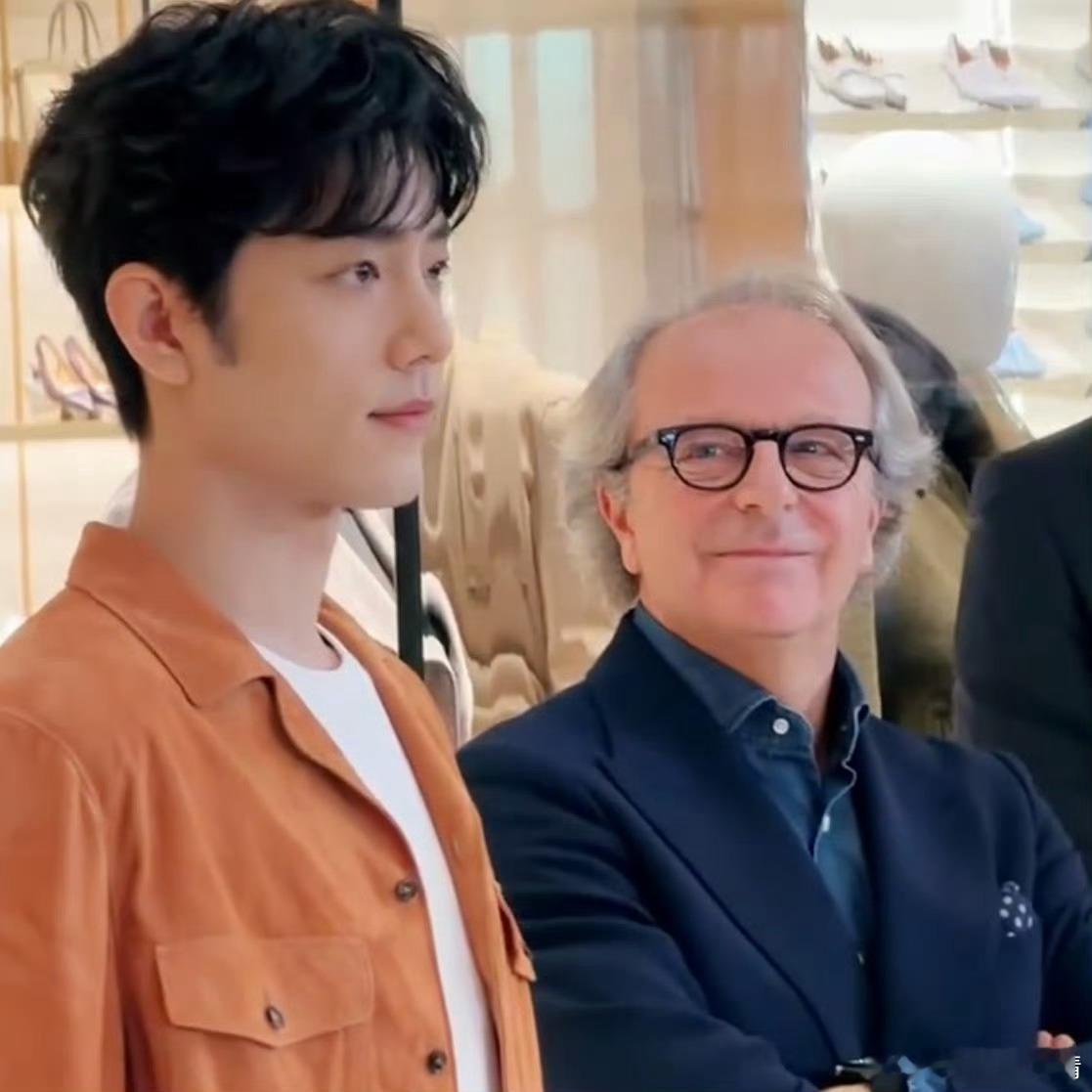 品牌爸爸和大导对肖战宠爱的眼神