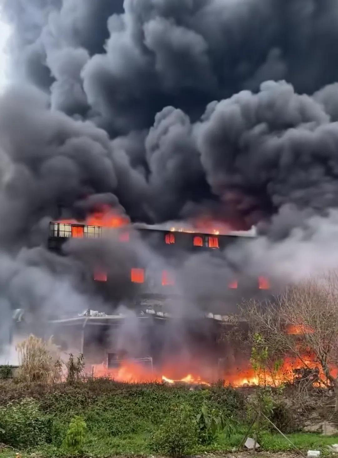 我去！湛江那边的厂房区突然着火了！那浓烟，老远都能看见，简直要把天都遮住了！希望