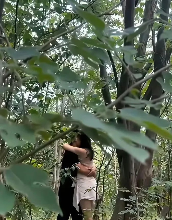 就这小树林，还真以为不会被人发现吗