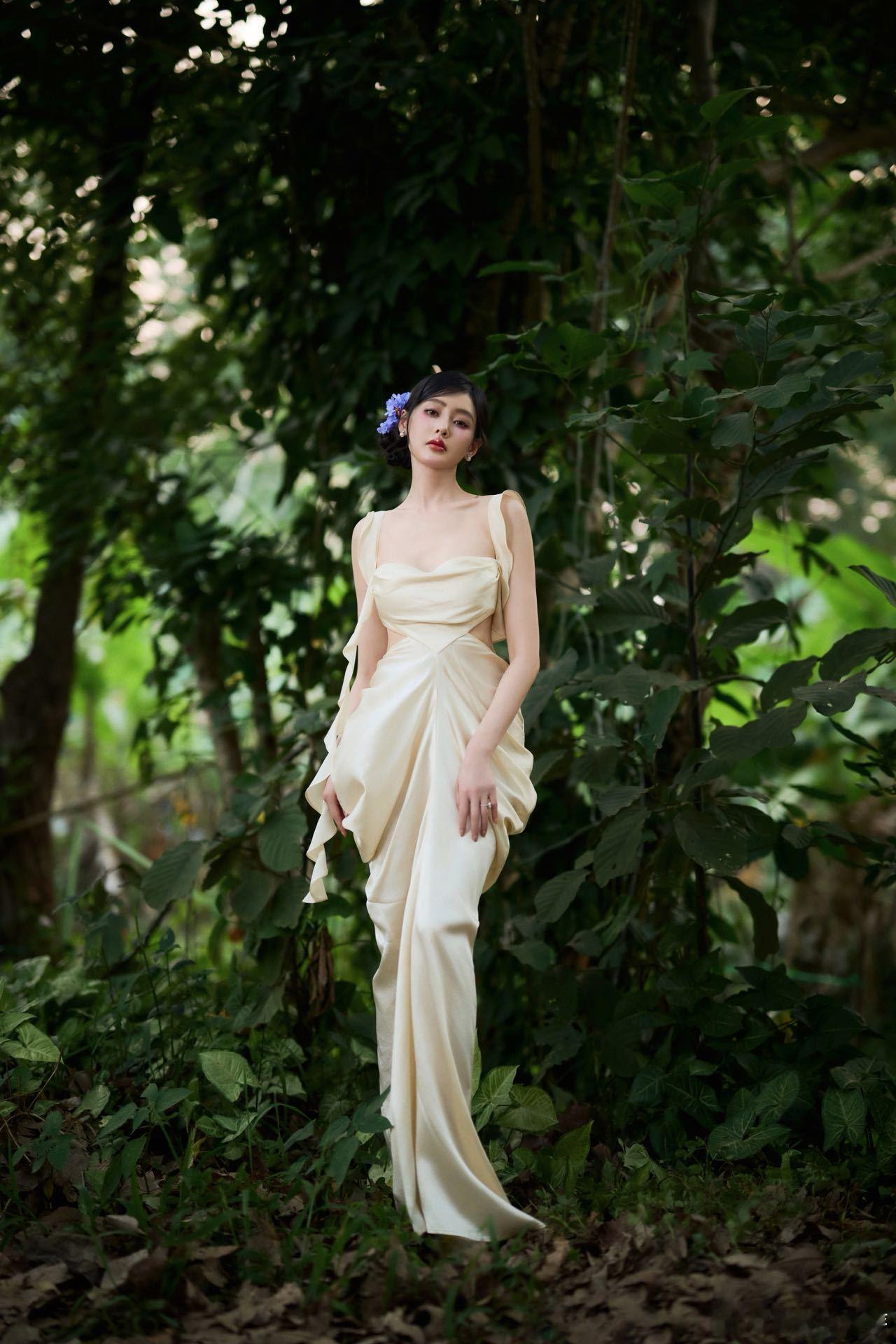 张天爱的造型绝了，时而活泼灵动似精灵，时而气场全开像女王。风格百变的她，每次亮相