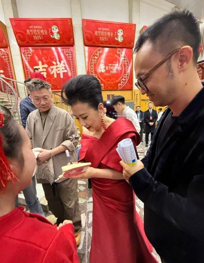 近日汪明荃在参加春晚录制活动的时候穿了一件红色的裙子，看上去特别的漂亮。汪明