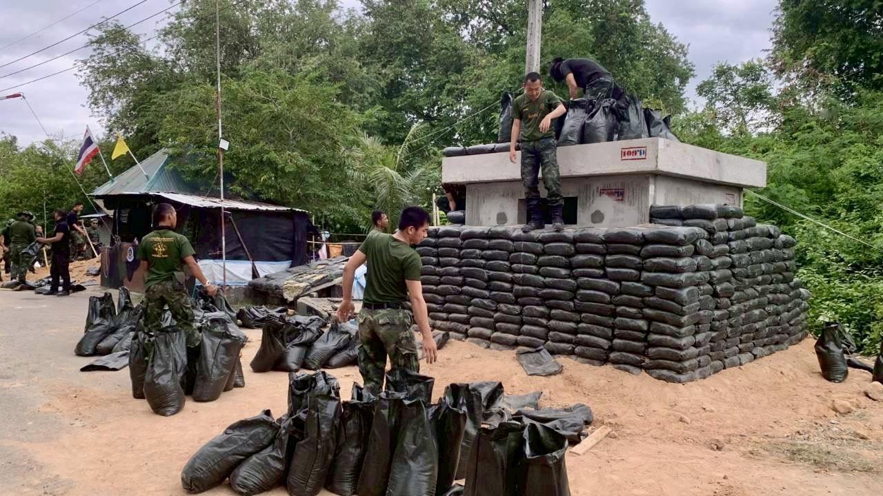 泰国工兵在泰国和柬埔寨边境地区建设防御工事和防空洞​​​