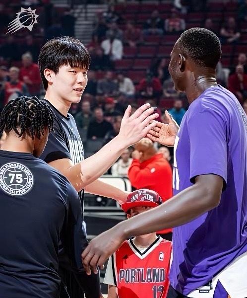杨瀚森在NBA发展联盟越打越好，小杨安心在这种所谓低级别联赛练级，反正有保障性合