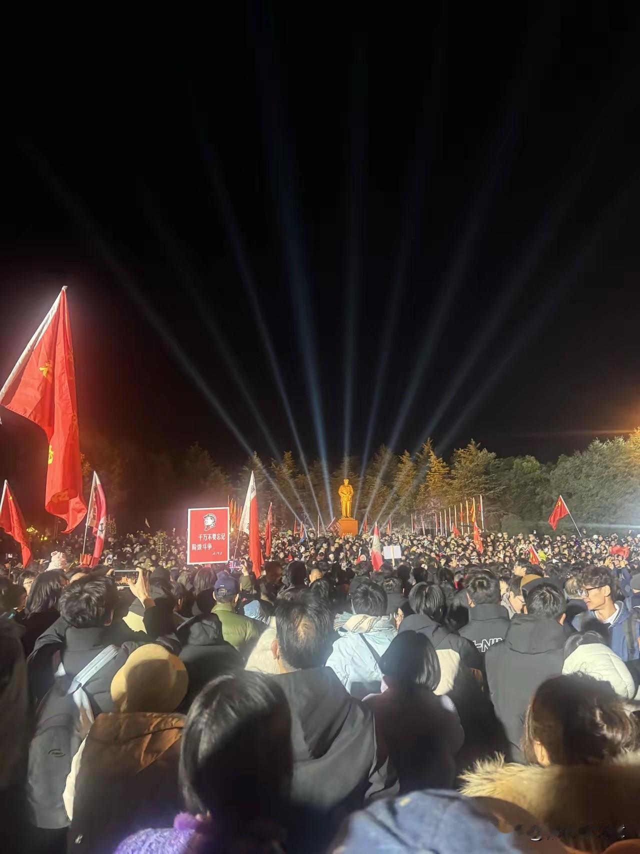 12月26日是伟大毛主席的诞辰今天凌晨，为了庆祝毛主席华诞，湘潭毛泽东故居前人