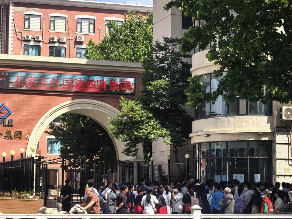 大中午43中门口为啥这么多人？原来今天起到16号裕华区的体育中考开始了！今年体育
