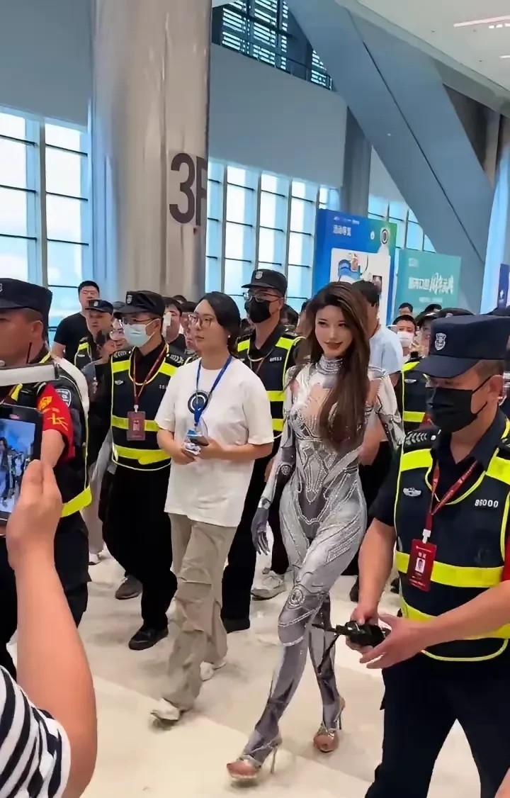 这身衣服的价格不便宜吧