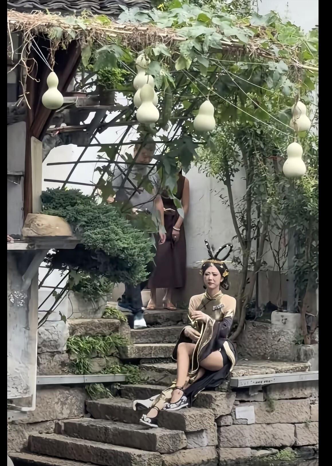 绍兴75岁陈爷爷用6块钱的葫芦秧种出7个葫芦，引来全网围观，蛇精coser都上门