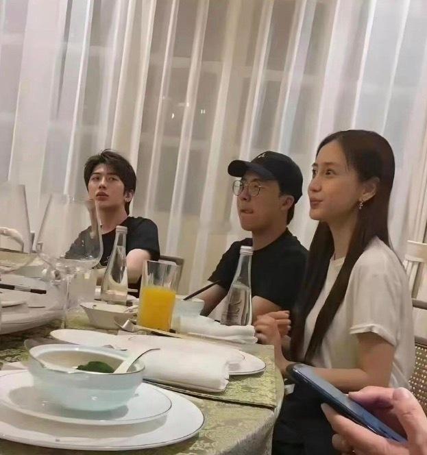原来明星私下聚餐，都是素颜的状态啊？