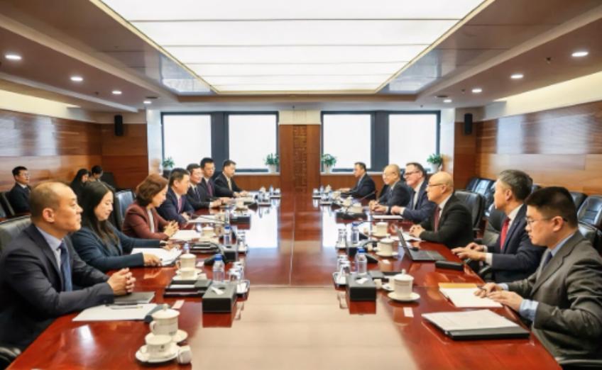 不等了，美国派人来华。不等了！美国终于是装不下去了，急吼吼地派人跑到中国来，再