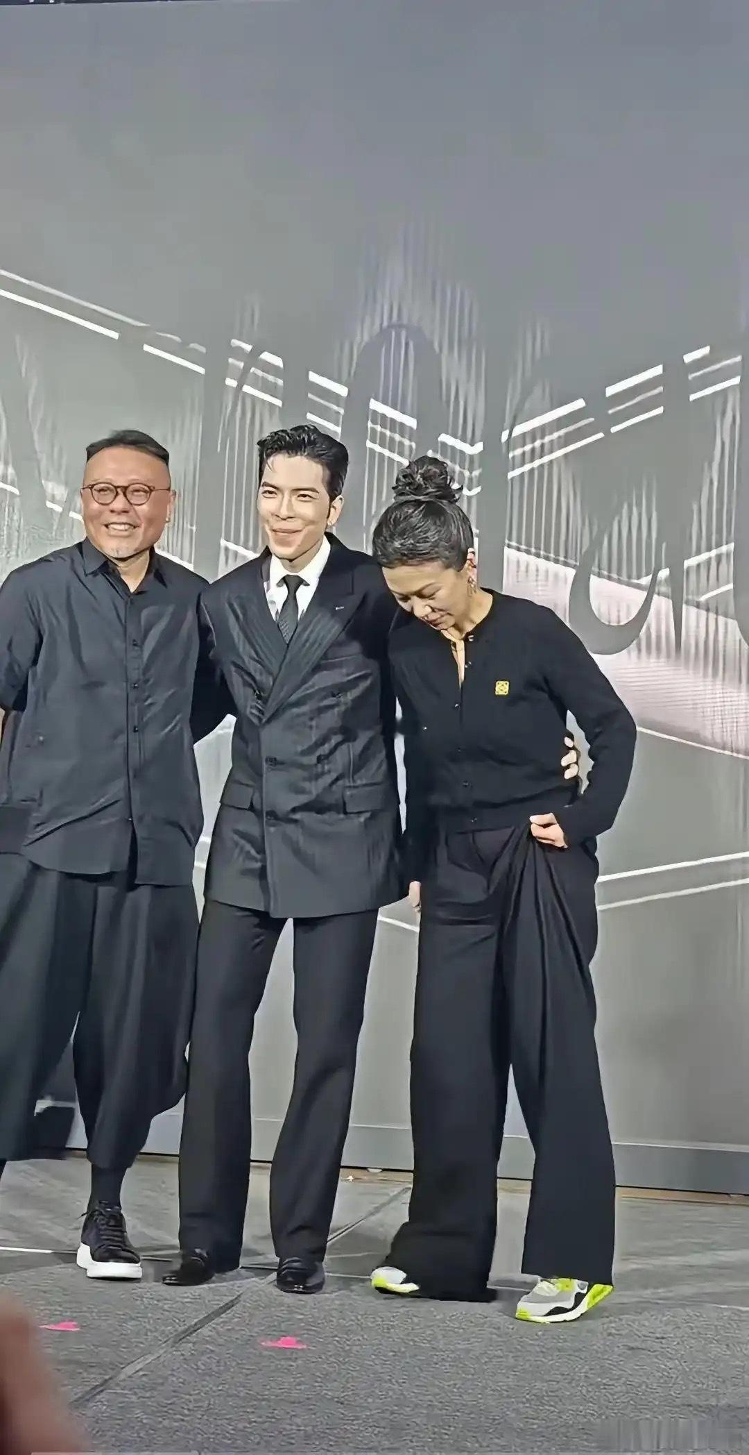 萧敬腾的老婆，为什么非得穿这么长的裤子​​​