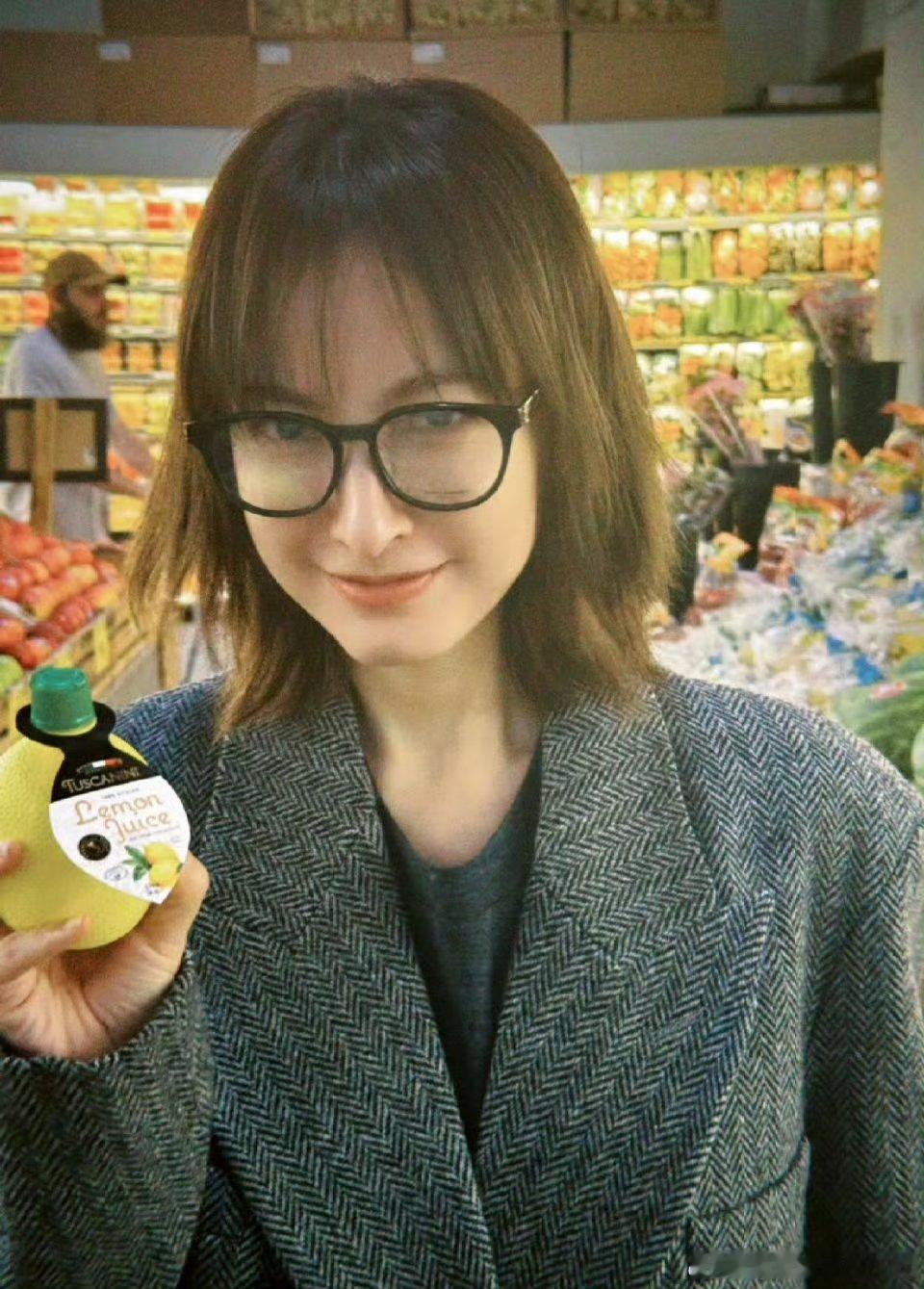 吴昕当年出道被喊小赫本吴昕的颜值绝对被低估了,她的脸真的有种很高级的美,尤其是骨