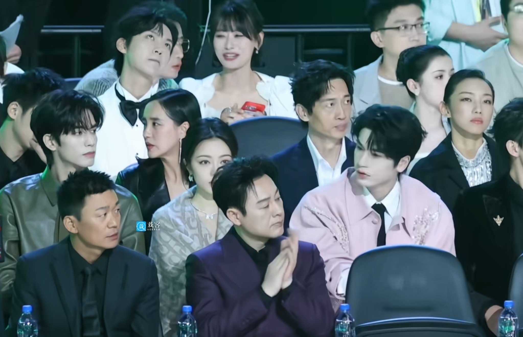 好尴尬怎么还拍了同款包连姿势也一样…不过他俩同框过吧，明显🐉更胜一筹，不论是折