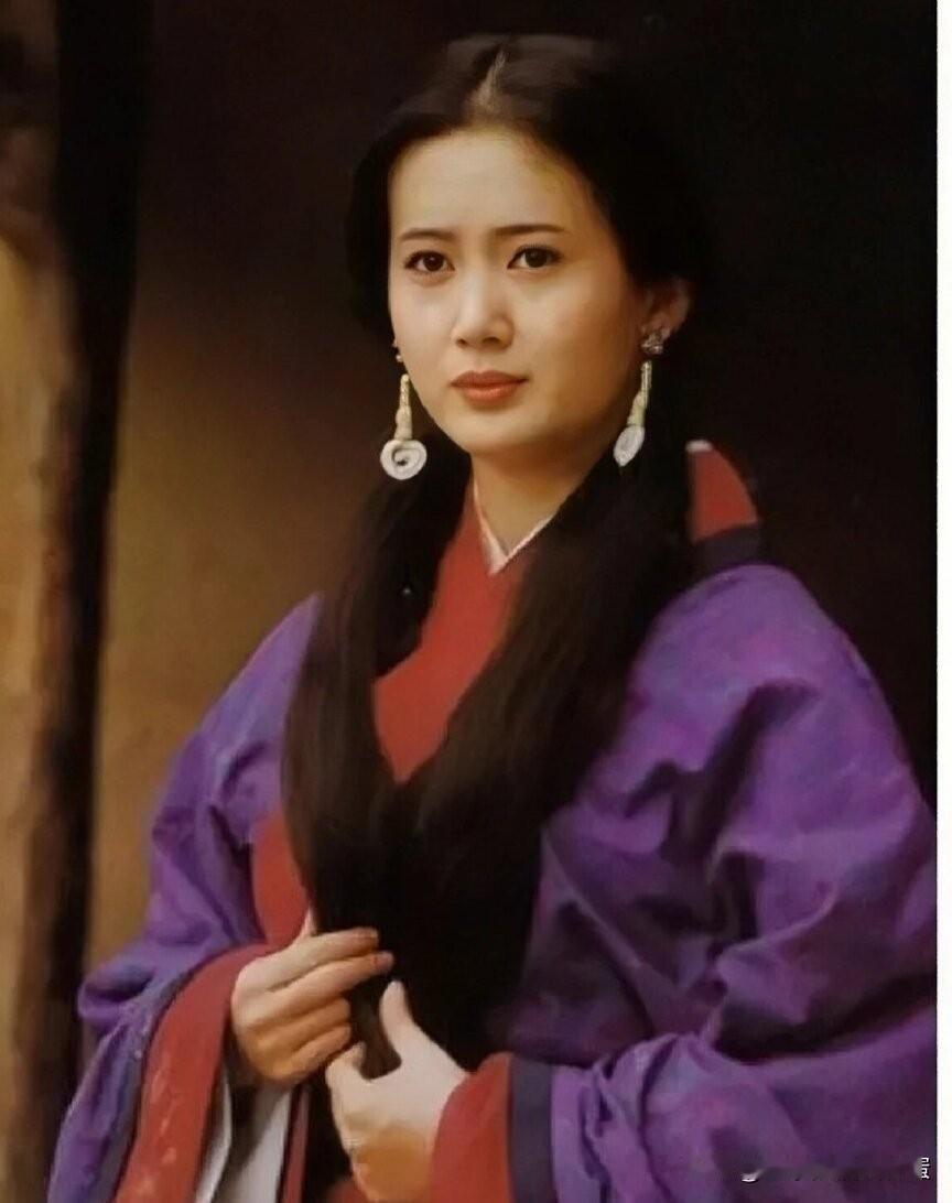 孝庄派苏麻喇姑出去办事，苏麻在路上被侍卫席纳布库刁难并打个半死。多尔衮前来探查，