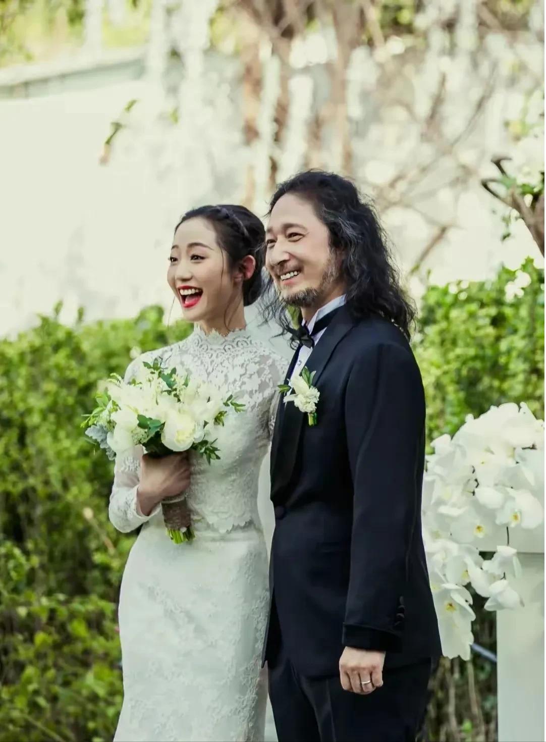 三宝和万千惠的结婚照曾经惊艳众人。照片里她几乎全裸，挡在丈夫前面，眼神里都