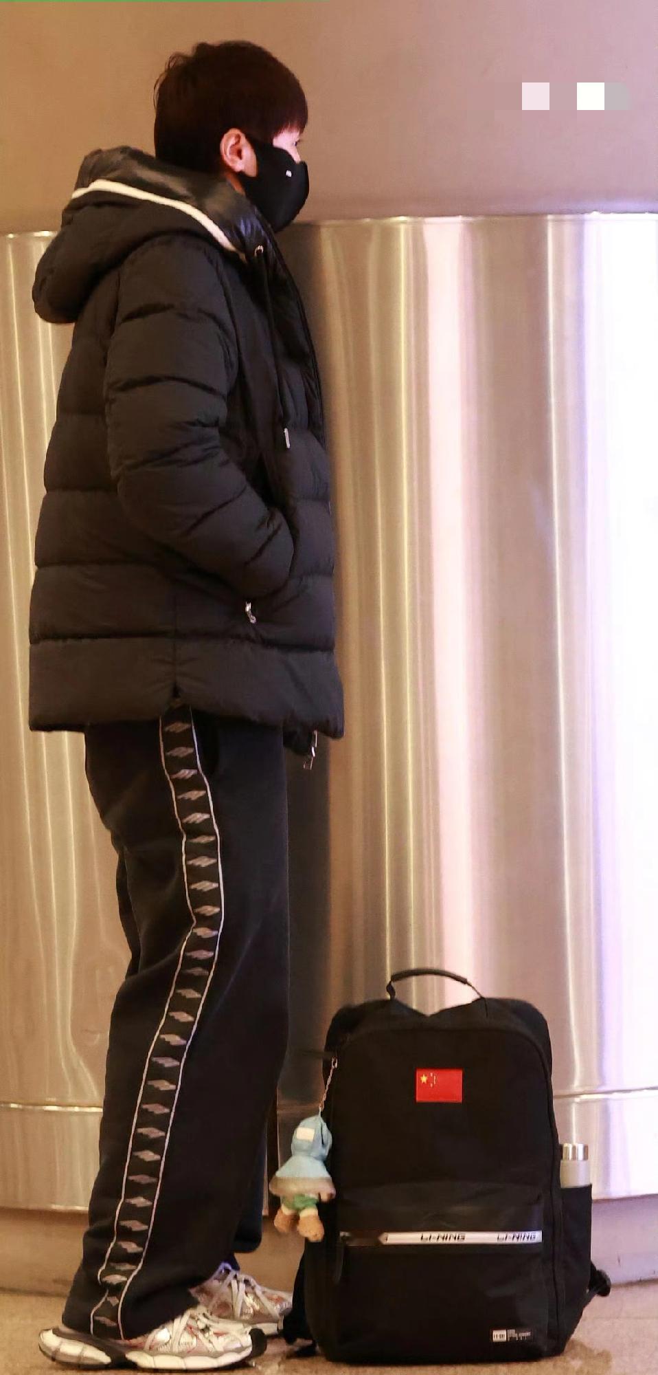 昨天从上海飞回首都机场的王曼昱，被球迷说“因为身高太高了，一眼就看出来了！”虽