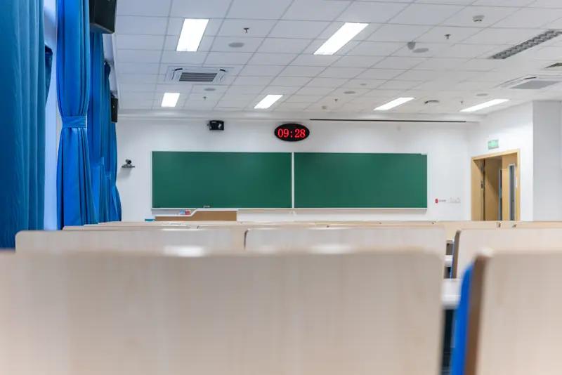 社会少子化，学校办的小而精才是出路。现在办学讲究大，校园大、师生多，鼓励集团化