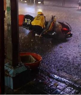 瞬间破防！成都深夜这一幕，看哭无数网友！29岁小伙加班到深夜，饥饿难耐时点了一份