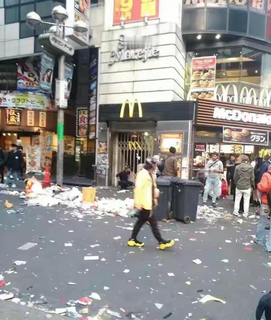 别再吹捧日本球迷捡垃圾了，都是镜头下的摆拍表演罢了。每届世界杯日本球迷都出来捡垃