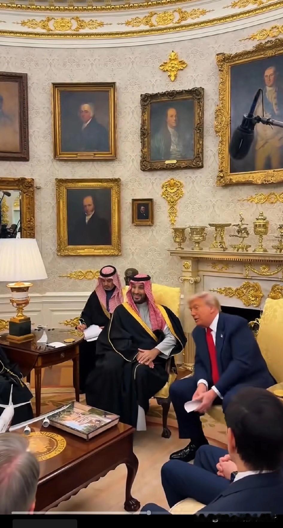 这角度镜头特朗普要生气了