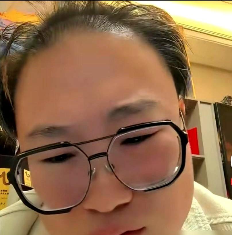 先给直播间几十万人鞠个躬，这事就算翻篇了。停播半年，网红CC回归第一件事，就
