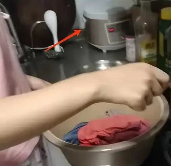 上海一女子用铁锅煮内裤，网友劝室友赶紧搬走：小心染上病！上海一个打工妹子