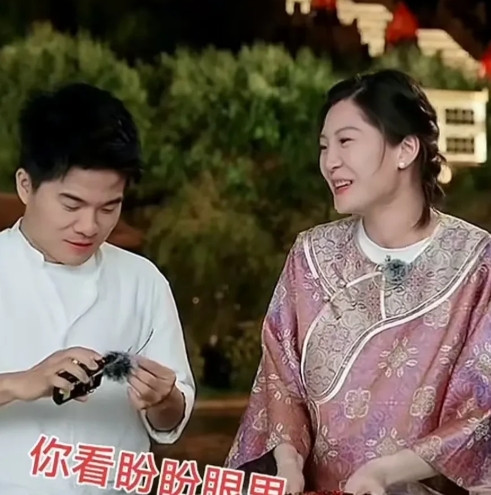 盼盼看见董宇辉眼里都有光了，董宇辉团队在四川直播，每个人真的就像打了鸡血一样