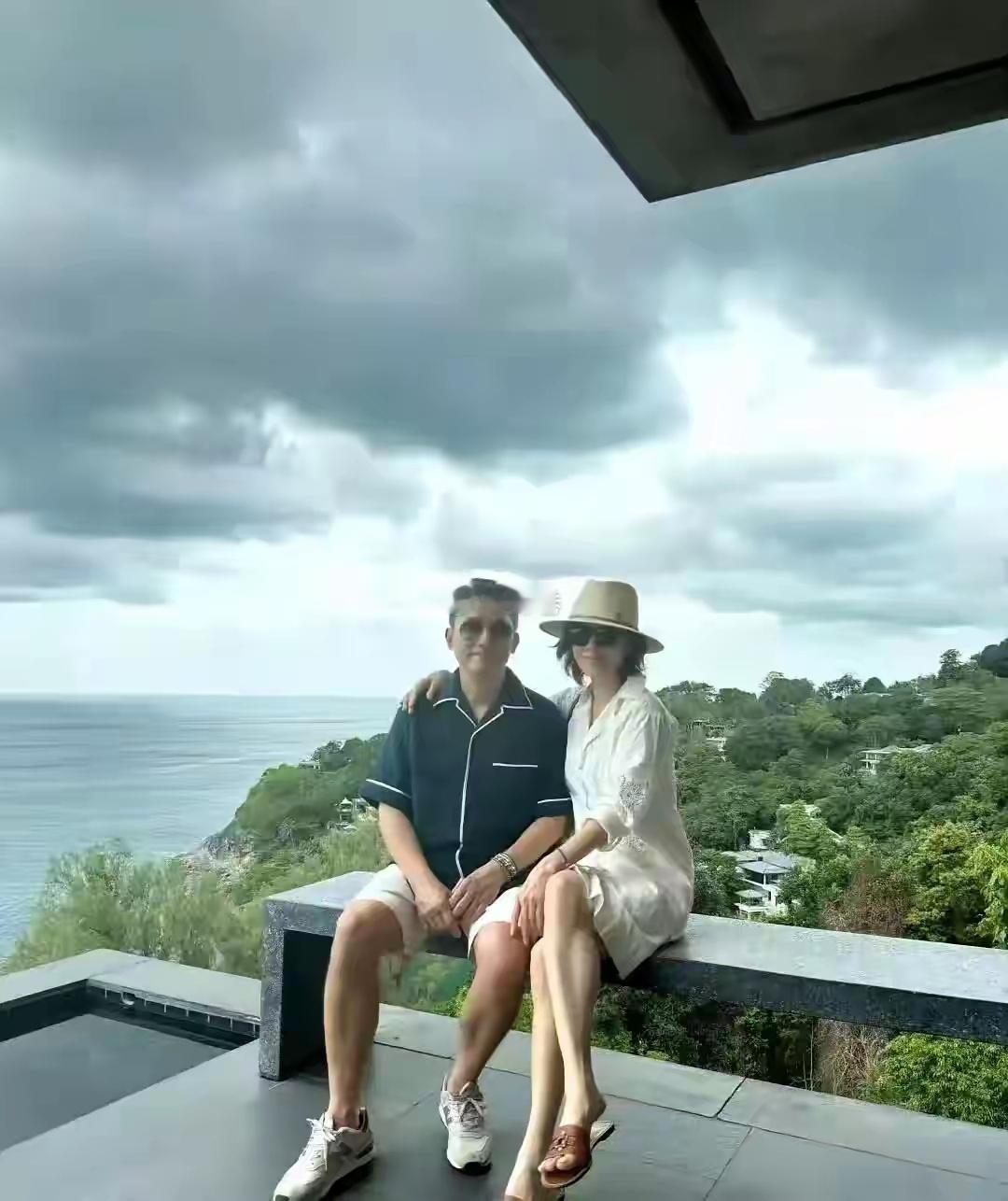 看看梁朝伟刘嘉玲夫妇，人家这才是生活，我们是活着。