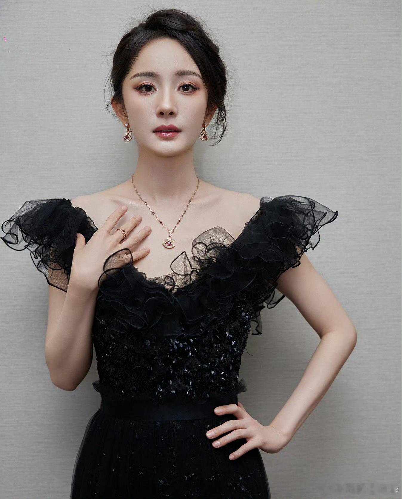 来看看女明星是如何展示珠宝的💎杨紫、唐嫣、迪丽热巴、刘亦菲、周也、赵露思、杨幂