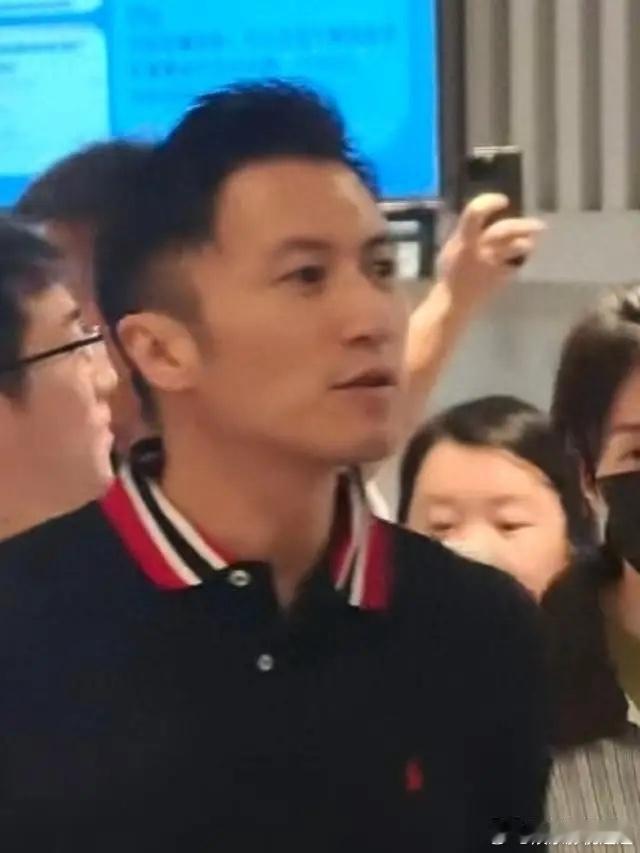 谢霆锋去海尔谈个合作，手上的情侣镯子不见了。同一天，张柏芝官宣新代言。这不是巧合