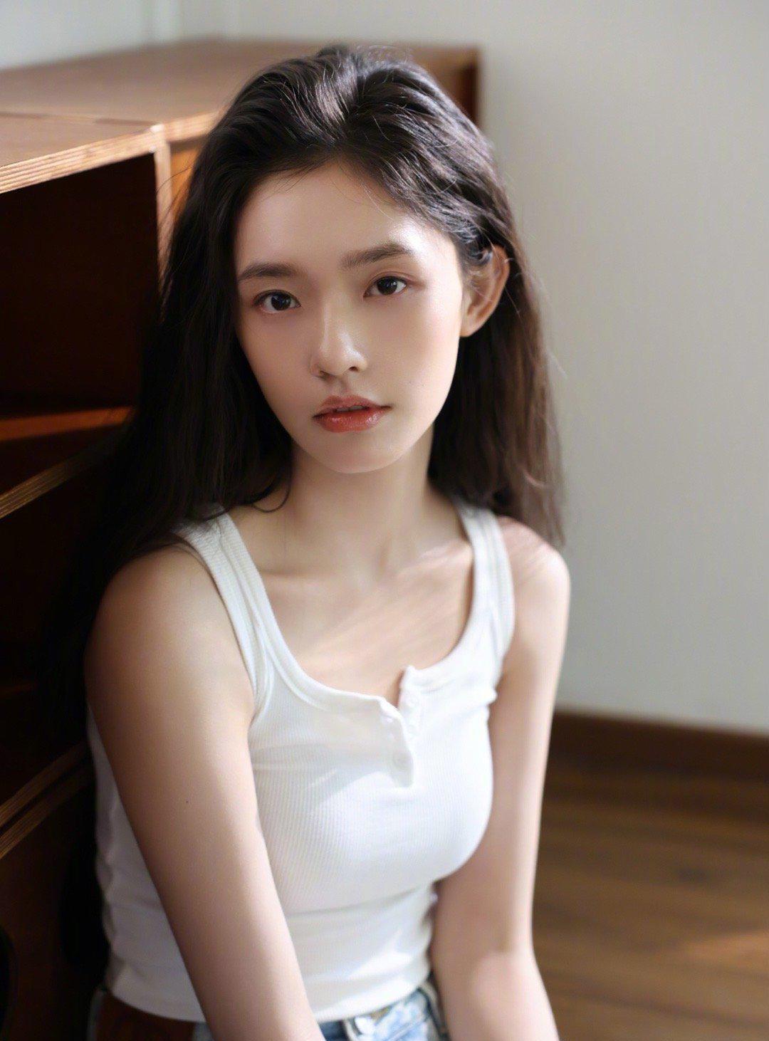 林允简简单单的白背心+牛仔裤，扑面而来的少女感。