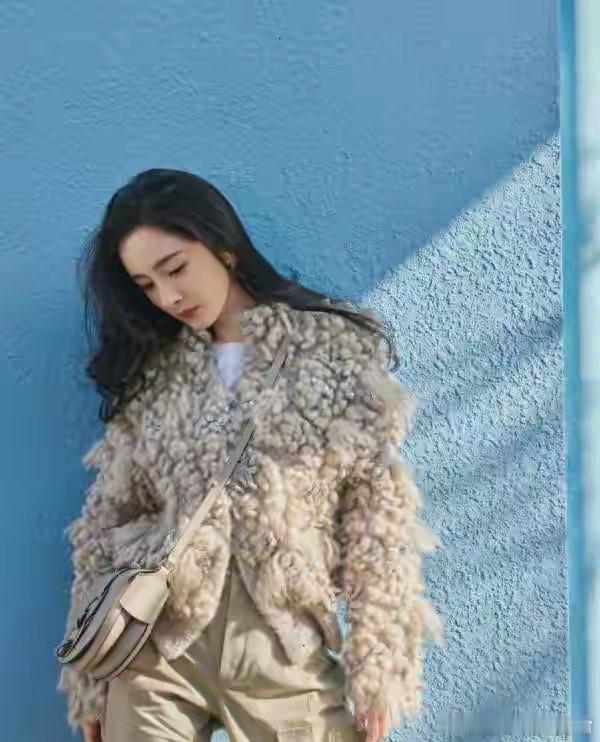 杨幂，她永远走在时装潮流的前线，看她近日发布的穿搭。莫非今年冬天皮靴又要流行起来