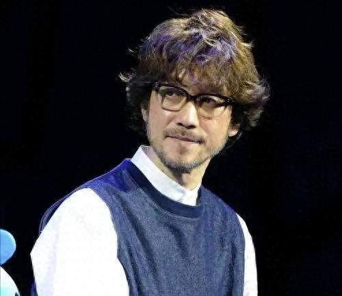 周传雄女儿跪地系鞋带，全场起立鼓掌！18岁星二代用行动诠释顶级教养返场灯光亮
