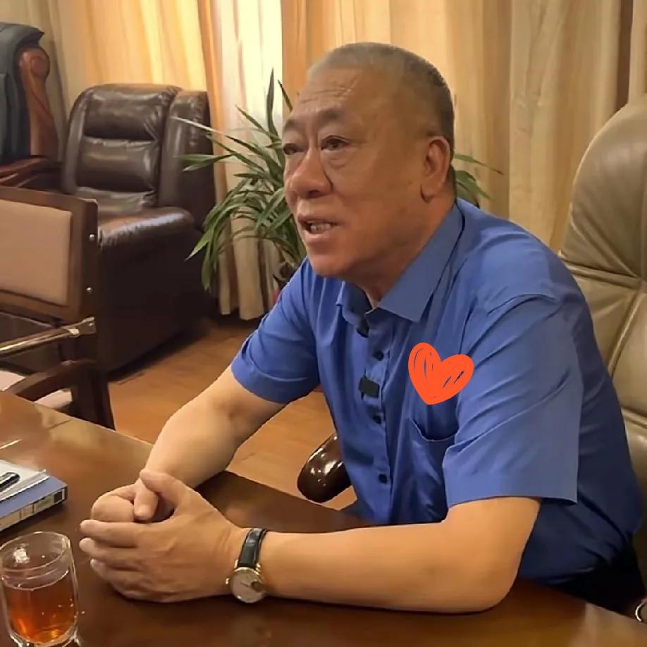 崔培军那间办公室，一年有三百天空着。门不锁，谁都能进。桌上放着一摞本子，工人