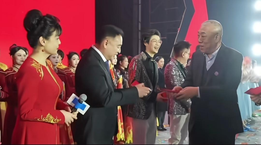 张宏民现身河南年会，收红包笑成“国脸表情包”2月13日，河南某企业年会现场。