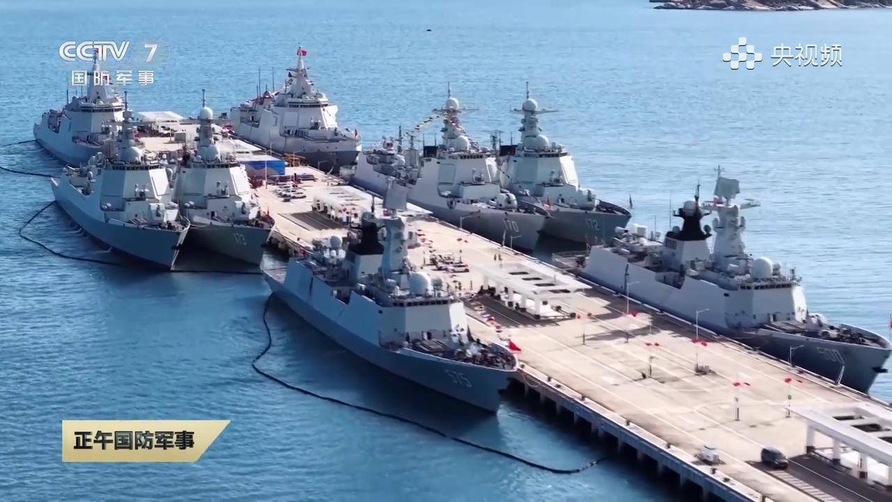 南海舰队:实力太强，不容低调！南海舰队某驱逐舰支队的一个码头上，停靠着8艘大