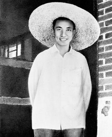 1980年失踪已久的彭加木忽然“现身”美国，与两个美国人一起进入饭店，被看到后，