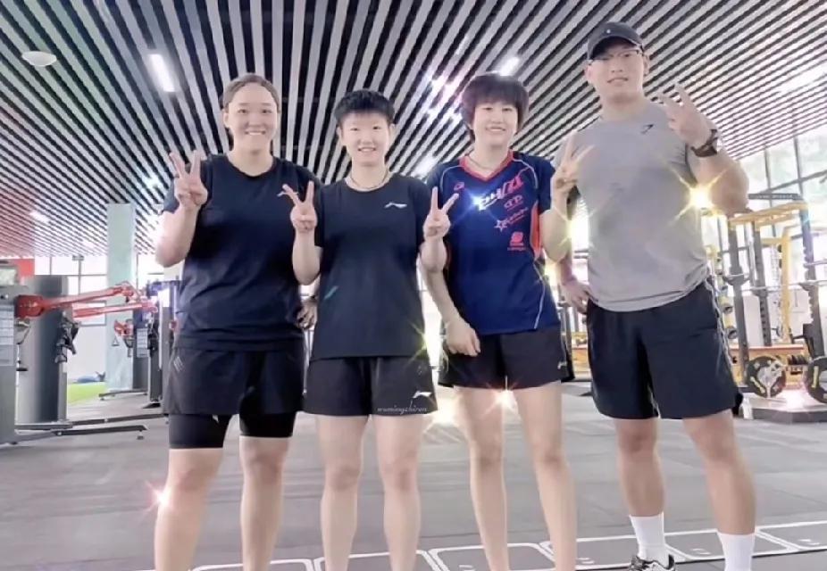 刷到莎莎、孙铭阳、李雨琪和体能教练翔哥的同框，健身房氛围超棒！大家活力满满比