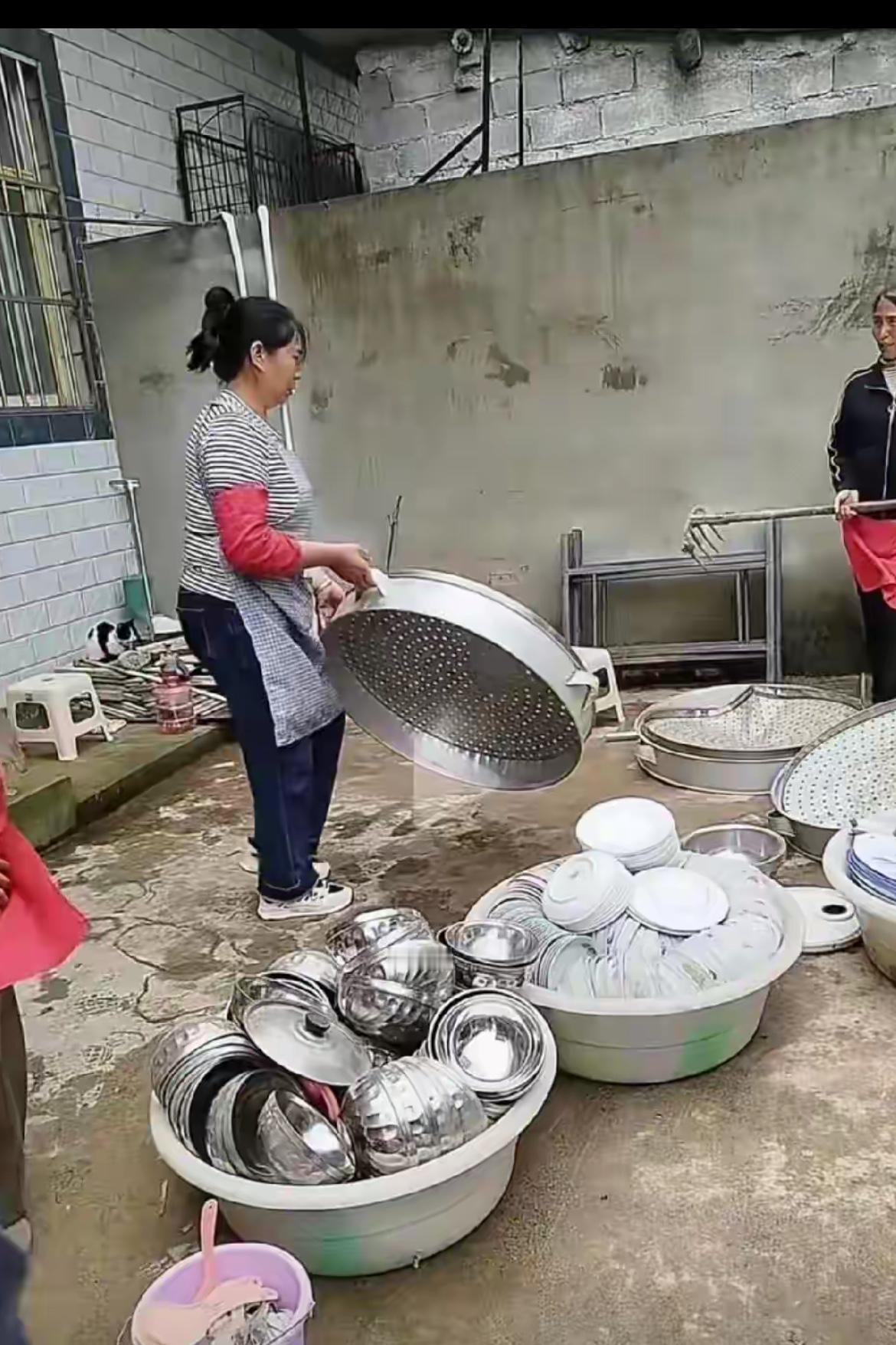 升学宴的后续，东家很倒霉，那栋房子已经不能住人了，连锅碗瓢盆不要了，几个村民拿起