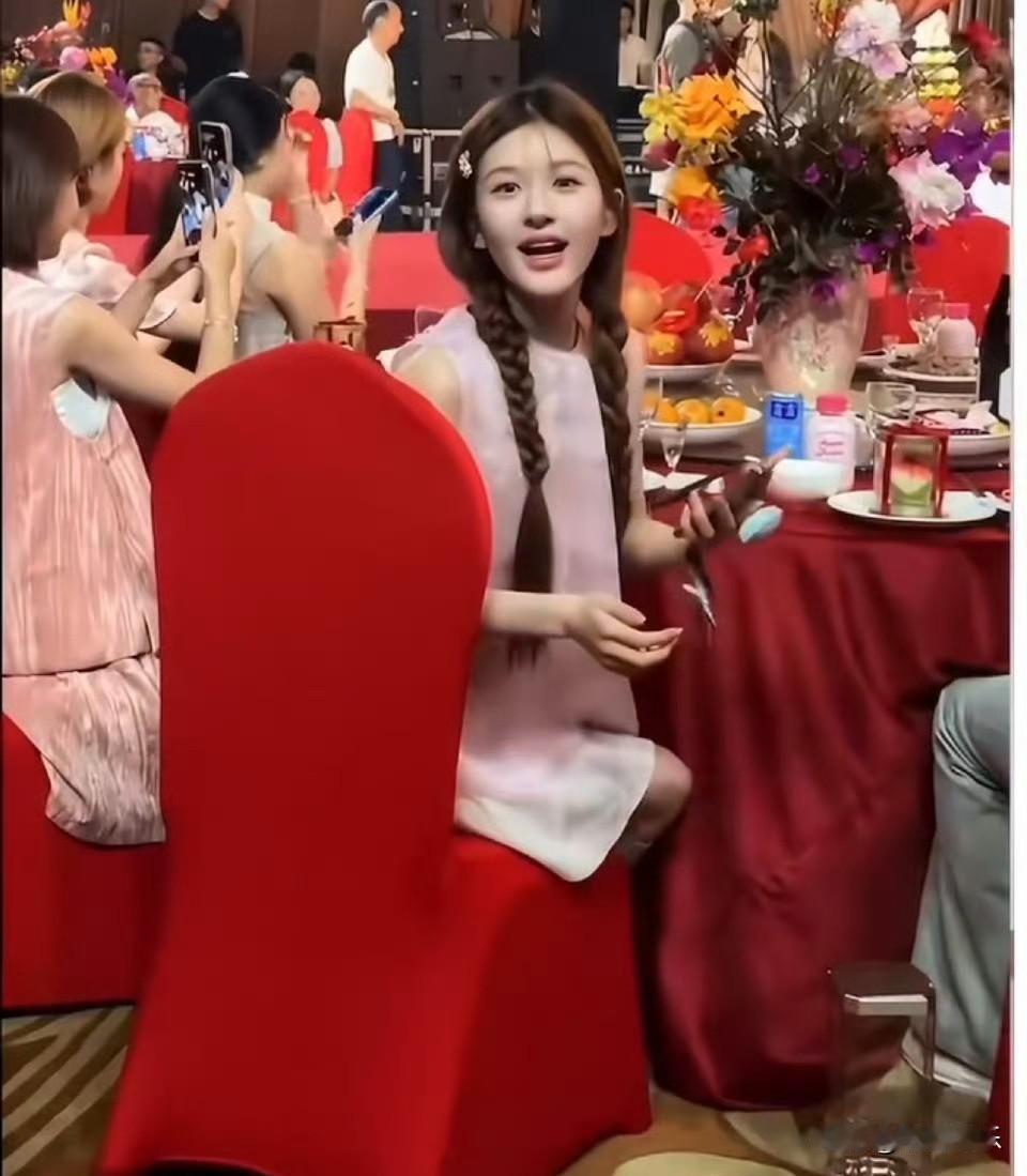 她真的不需要浓妆艳抹，随便放在人堆里就很突出