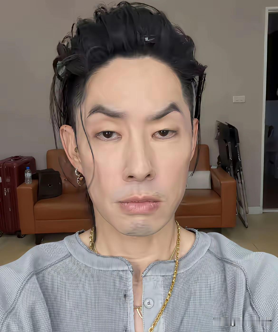 吴建豪怎么瘦成了这样，看着无精打采，一点活力都没有。据说，他坚持运动健身，可