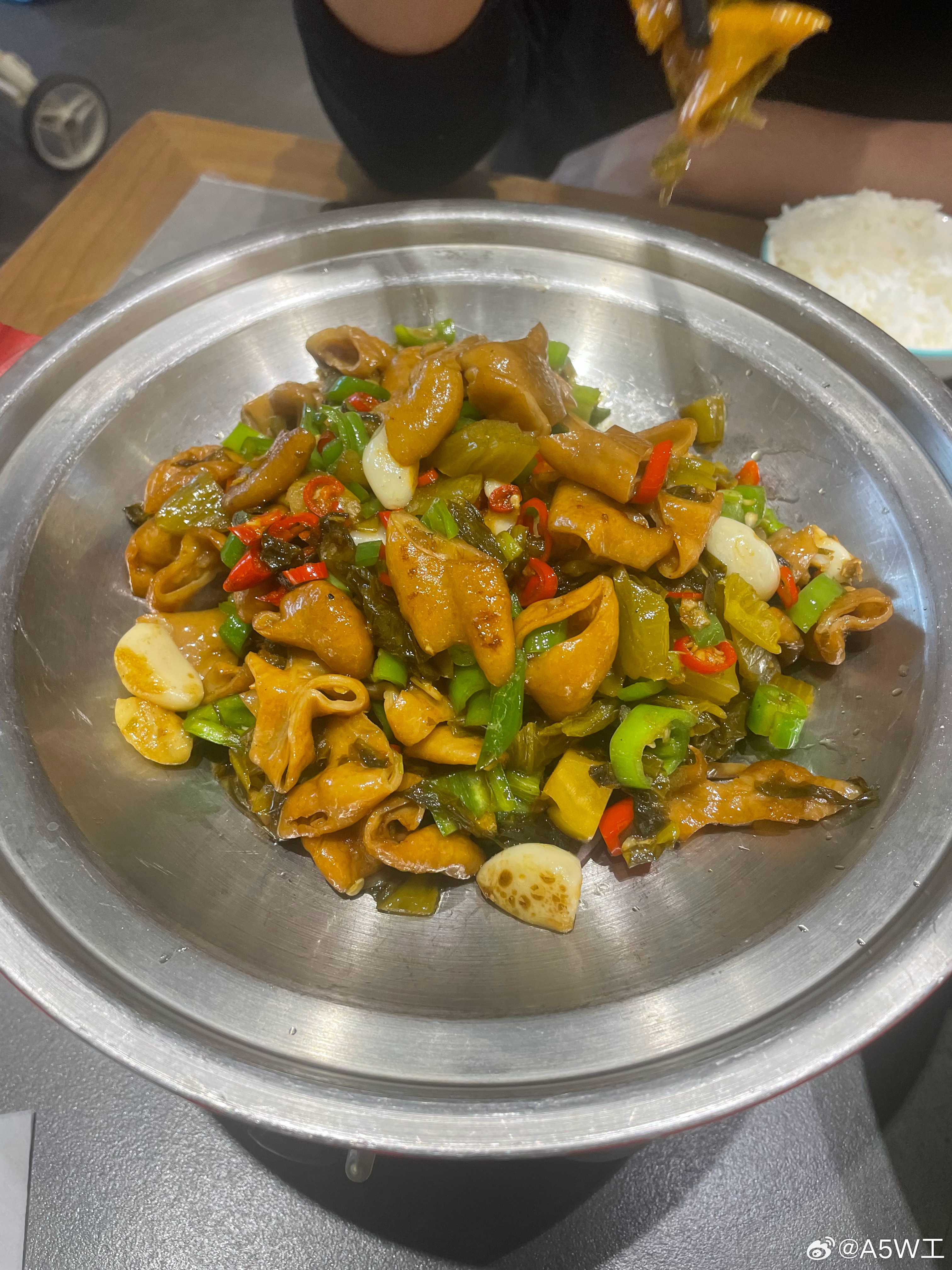 在这边吃了个湘菜馆《菜园子》，看周边几家店生意最好，想着在安徽也没啥吃的，吃个湘