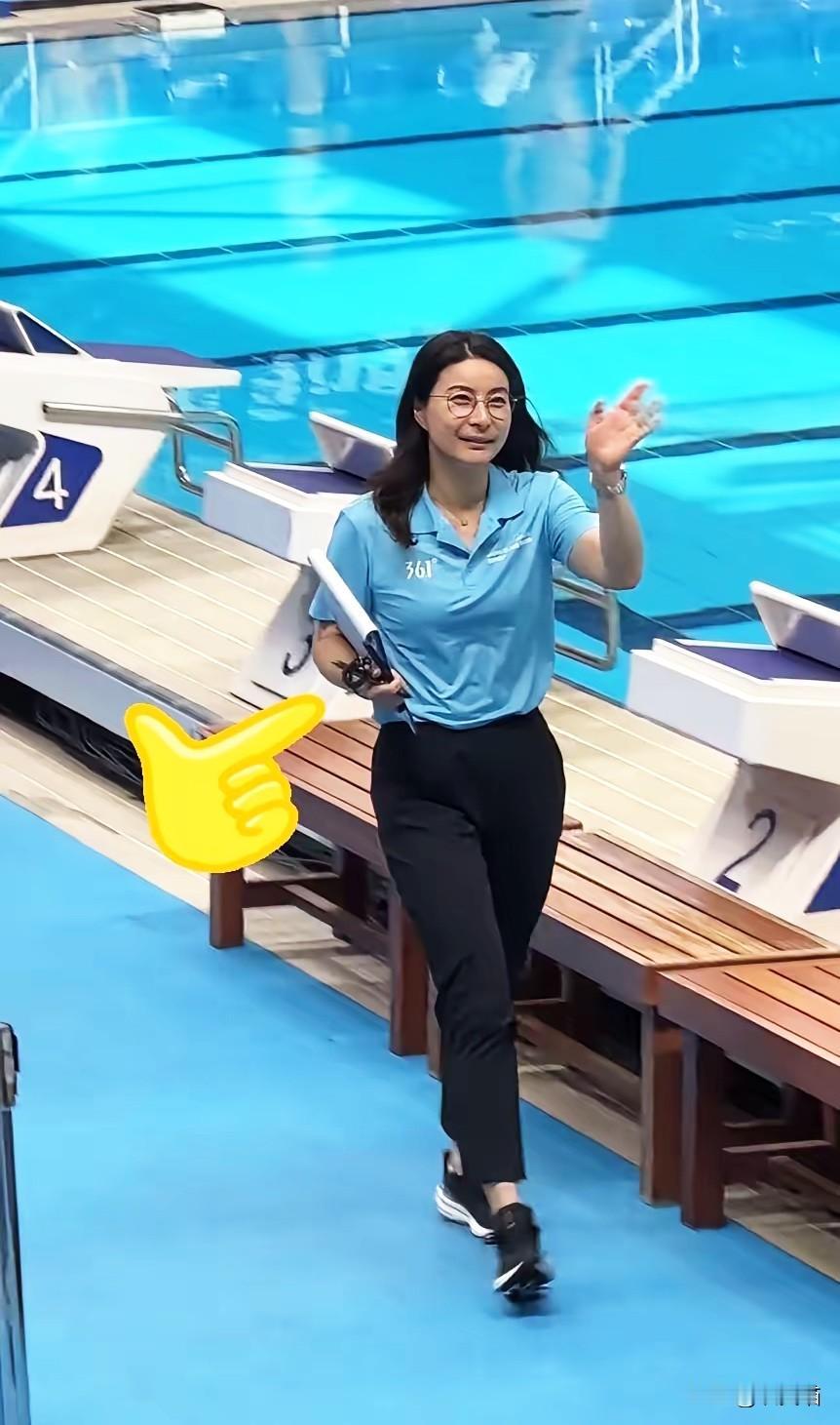 我表妹在赛场亲眼见过郭晶晶，回来就说霍启刚的眼光真的绝了！现实里的郭晶晶，和