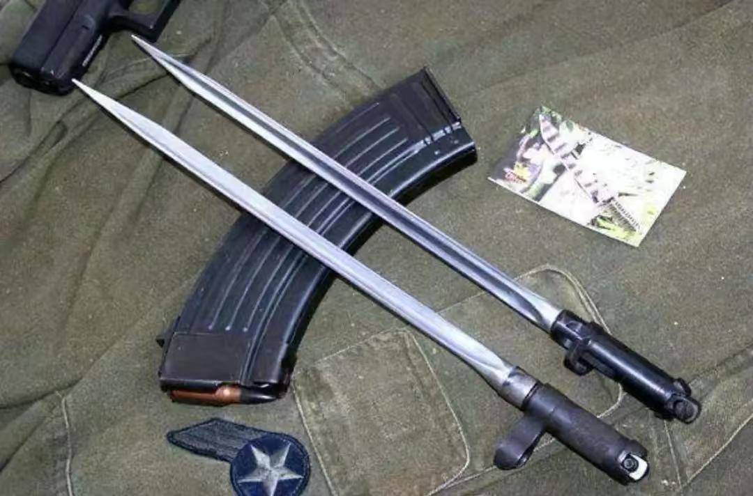 对越反击战后，三棱军刺为啥不让用了？其实原因很简单，因为这玩意太长了。三棱军