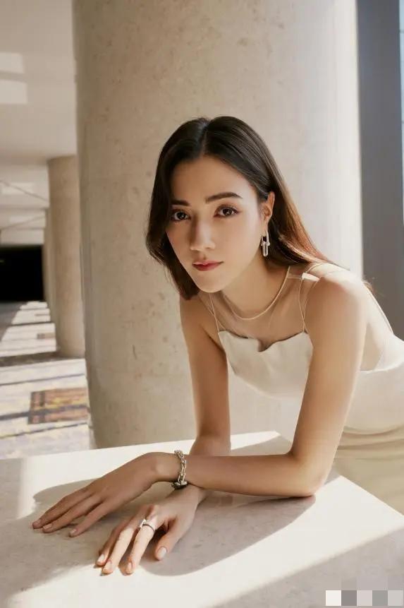 别说娜然不配了。别看娜然已经28了，而且跟章子怡比不算红，但是，她有她的优势呀[