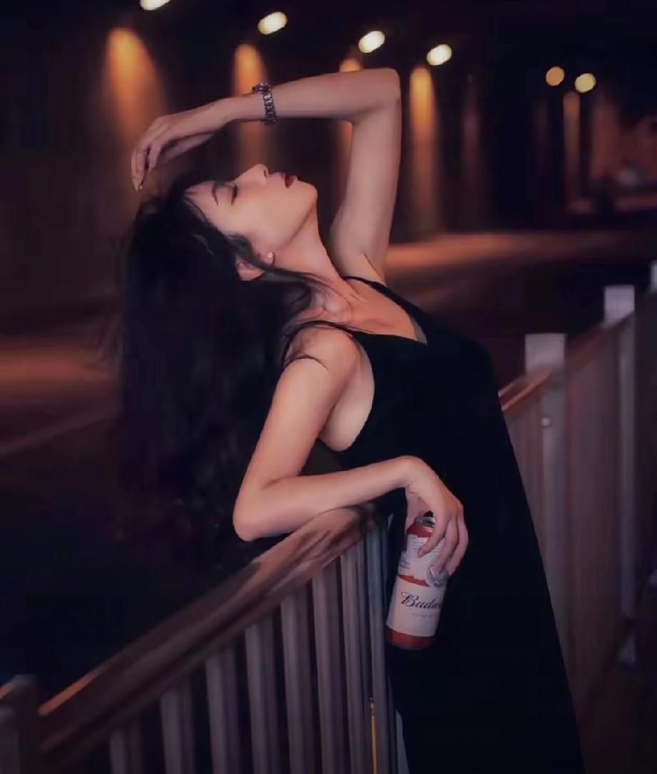 山东，女大学生去超市打暑假工，干了2天，店长却发现，女生竟然在空储物间的角落