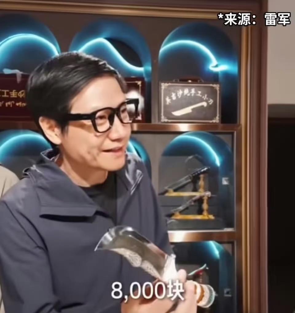 最近科技圈最热闹的场面，莫过于雷军在新疆喀什被一把小刀“砍”懵了。这位开着自家S