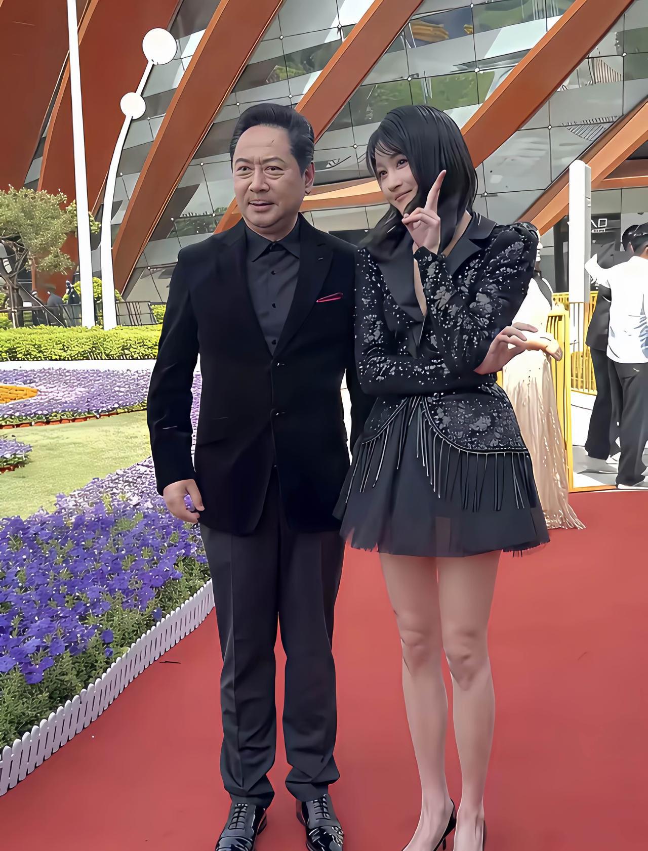 关晓彤无时无刻的，不在秀她那双细长美腿，这身材确实好到美啊。#关晓彤##关晓彤